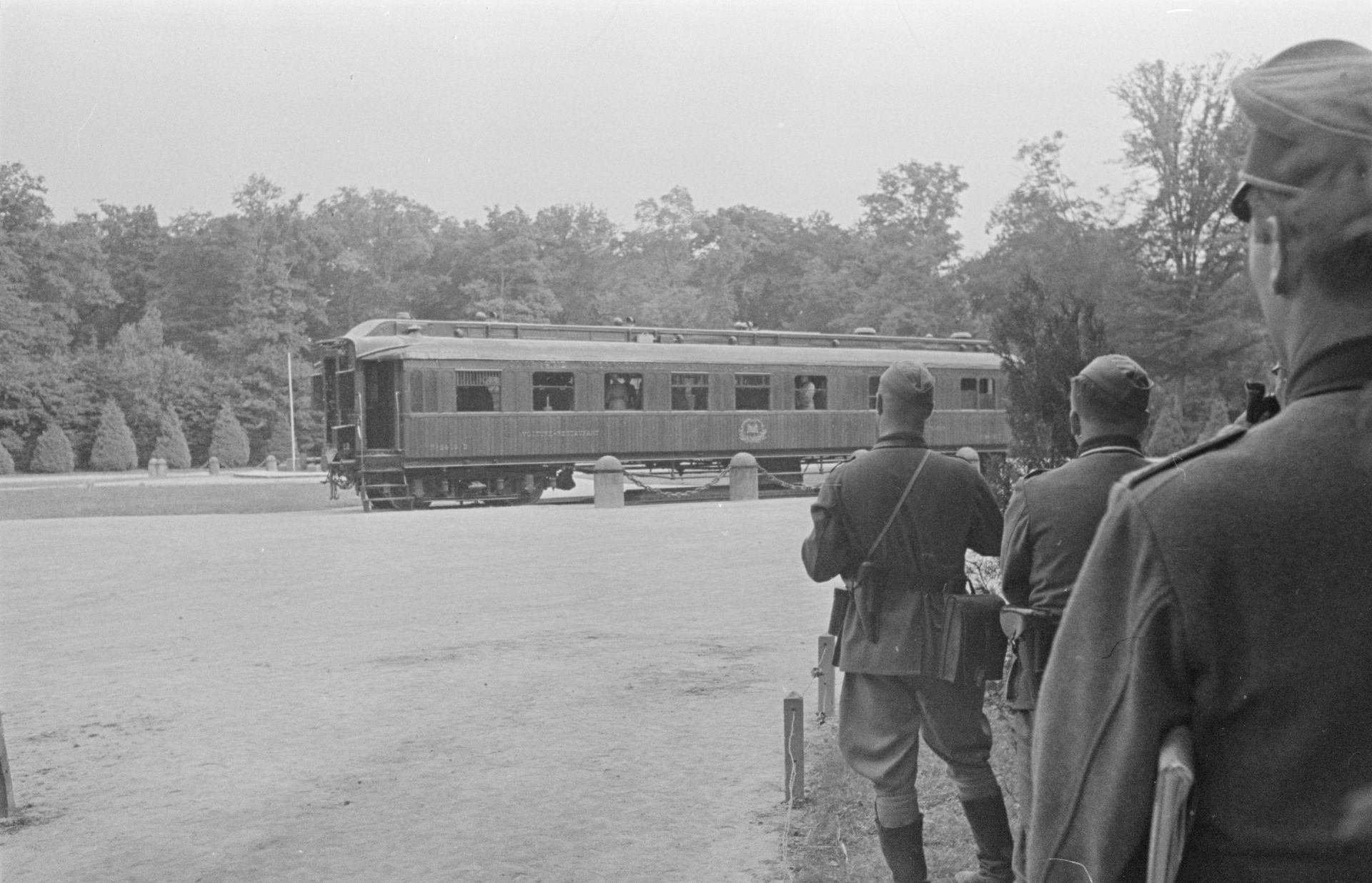 22 juin 1940. Soldats allemands devant le wagon de Rethondes © Photographe inconnu/ECPAD/Défense/DAA 585 L21