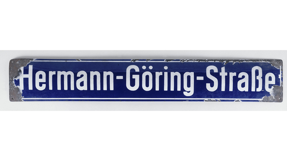 Plaque de la rue Hermann-Göring à Colmar - Dès septembre 1940, dans le cadre de la germanisation de l’Alsace, les Allemands changent les noms de rues et de places. À Colmar, la rue Stanislas est rebaptisée rue Hermann-Göring, en l’honneur du Reichsmarshall Göring, commandant en chef de la Luftwaffe. / Paris, musée de l’Armée, inv. 21697. Don du colonel Ligouzat © Paris - Musée de l'Armée, Dist. RMN-Grand Palais / Pascal Segrette