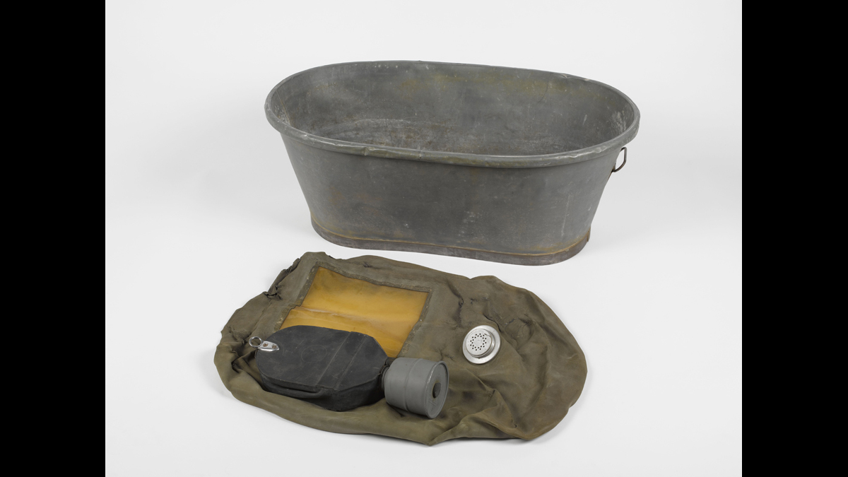 Appareil de protection pour des enfants de moins de trois ans - La loi sur « l’organisation de la nation en temps de guerre » prescrit notamment l’aménagement d’abris publics et de postes de secours, des mesures pour la dispersion de la population, la diffusion de l’alerte par sirènes, l’extinction des lumières et l’achat de masques à gaz. / Paris, musée de l'Armée, inv. 2002.46.1. Don de M. Dosne © Paris - Musée de l'Armée, Dist. RMN-Grand Palais / Emilie Cambier