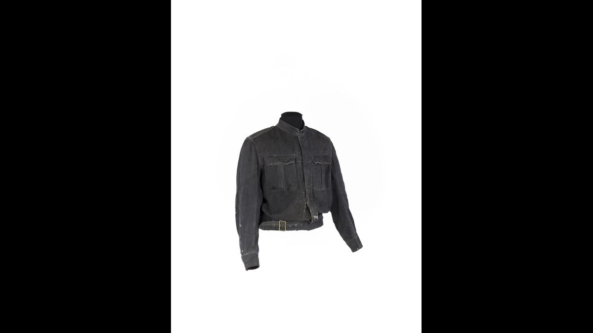 Blouson des unités du Royal Tank Regiment  - Ce modèle de blouson noir de la British Expeditionary Force (BEF) de 1935 servira d’inspiration pour le futur battledress (tenue de combat), modèle 1937, des troupes britanniques. / collection particulière © Paris - Musée de l'Armée, Dist. RMN-Grand Palais / Anne-Sylvaine Marre-Noël