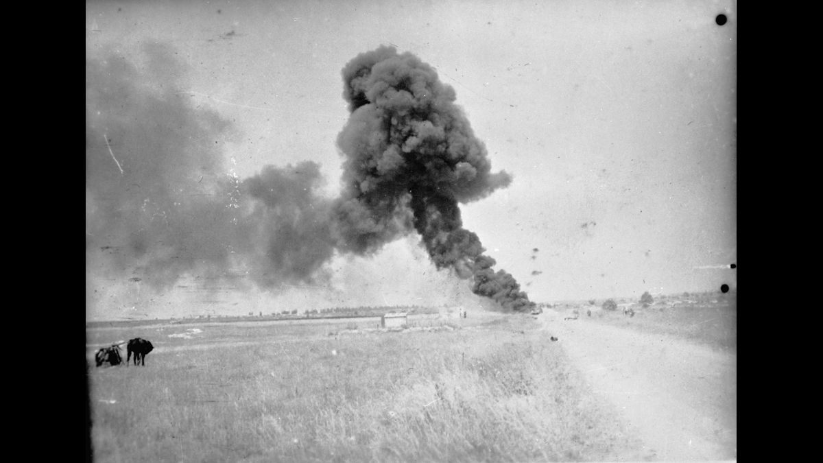 13-31 mai, secteur de la 2e armée. Combats près de Stenay, dans la Meuse, sur la RN 64 (aujourd'hui D 964). / © Photographe inconnu/SCA : Service Cinématographique des Armées/ECPAD/Défense/DG 109 -1410