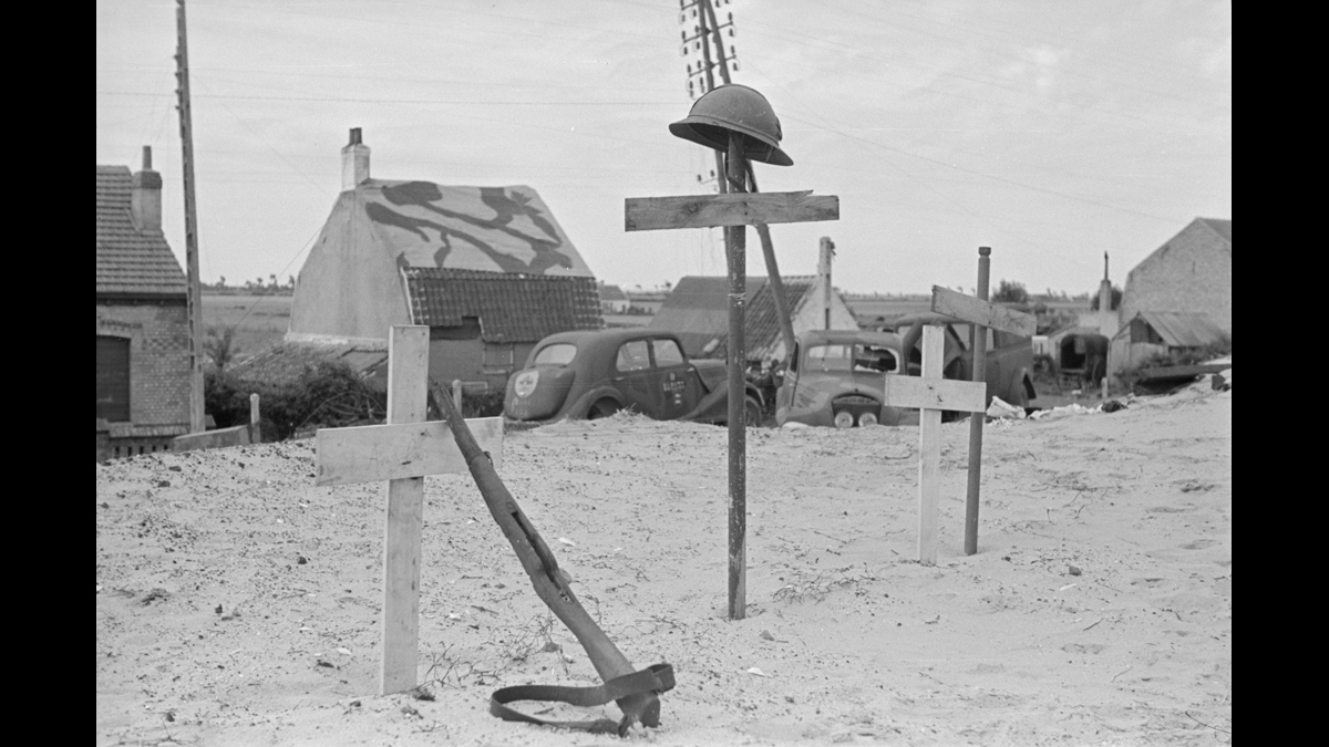 20 mai - 3 juin. Tombes de soldats français sur les plages aux alentours de Zuydcotte (Nord) après l'opération Dynamo, nom de code britannique de l'évacuation de Dunkerque. © Photographe inconnu/PK Kriegsmarine/ECPAD/Défense/DAM 208 L22