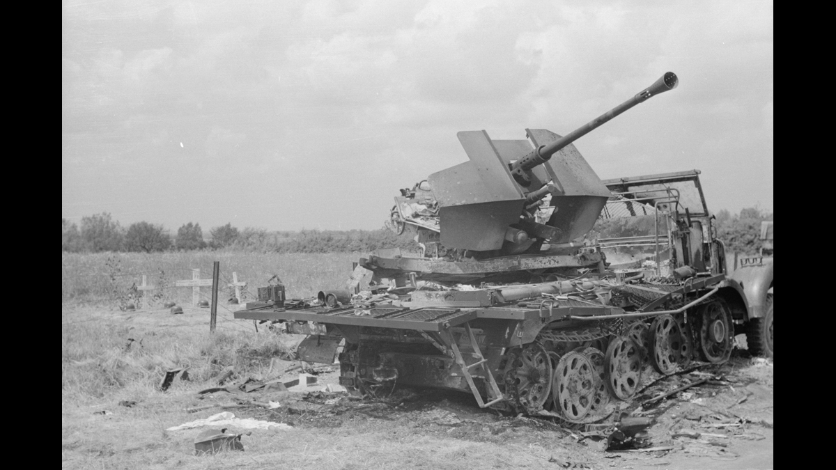 Secteur de Le Quesnoy (Nord), mai-juin. Véhicule de DCA (Défense contre aéronefs) allemande détruit par les troupes françaises et tombes provisoires de l'équipage. / © Photographe inconnu /Luftwaffe K.B.K. 4/ECPAD/Défense/DAA 331 L19