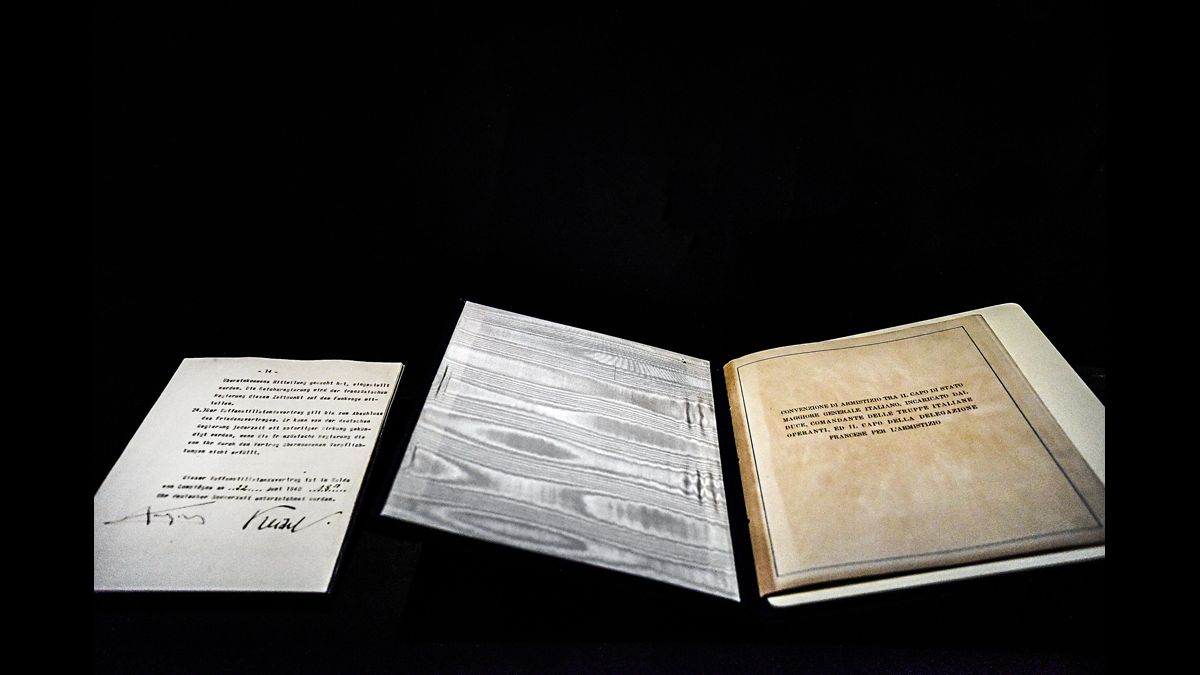 Les armistices : conventions d’armistice franco-allemand (à gauche) et franco-italien (à droite) / Paris, musée de l'Armée © Paris - Musée de l'Armée, Dist. RMN-Grand Palais / Anne-Sylvaine Marre-Noël