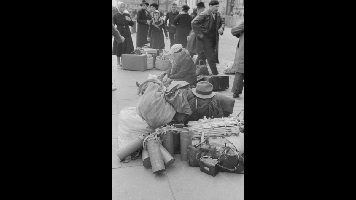 Des réfugiés rejoignent le port de la ville du Havre, pour quitter la région touchée par les bombardements allemands à partir du 19 mai. / © Photographe inconnu /Luftwaffe K.B.K. 4/ECPAD/Défense/DAA 675 L33