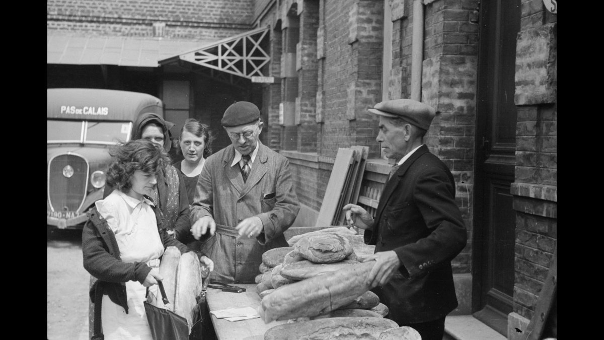 Pas-de-Calais. Prise en charge des réfugiés par le bureau de bienfaisance et d'aide sociale. / © Photographe inconnu/PK Kriegsmarine/ECPAD/Défense/DAM 170 L04
