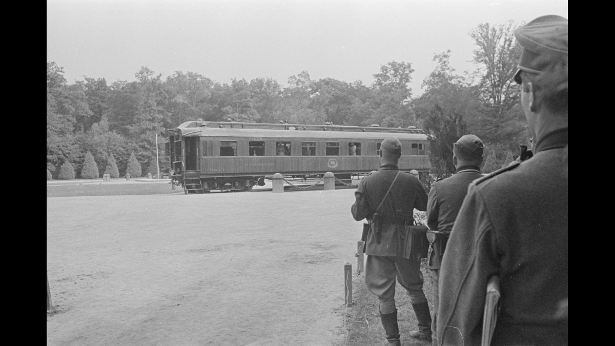 Soldats allemands devant le wagon de Rethondes / © Photographe inconnu/ECPAD/Défense/DAA 585 L21
