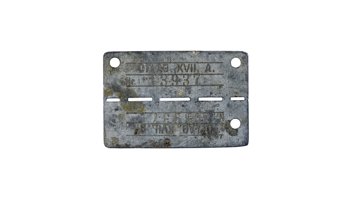 Plaque d’identité de prisonnier  de guerre de l’Oflag XVII A  /  Paris, musée de l’Armée, inv. 2014.5.8 © Paris - Musée de l'Armée, Dist. RMN-Grand Palais / Anne-Sylvaine Marre-Noël