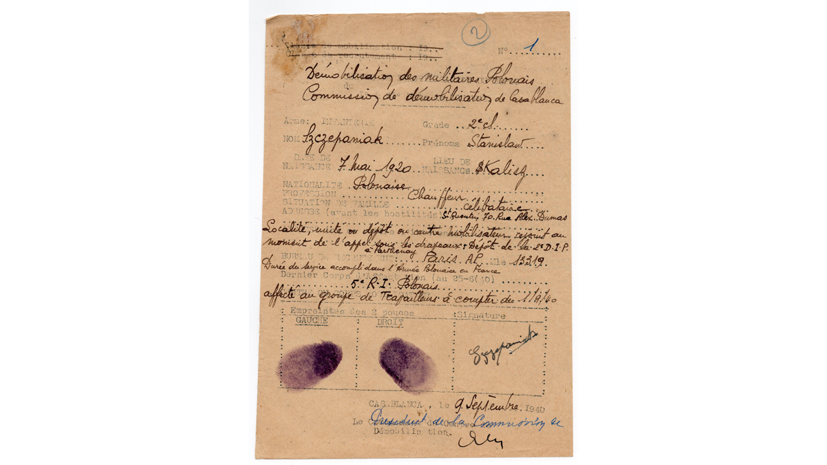 Fiche de démobilisation d’un soldat de l’armée polonaise en France - Après la défaite, certains soldats polonais rejoignent la zone non occupée pour éviter la captivité ou l’internement en Suisse. Alors que sa division est internée en Suisse, Stanislaw Szczepaniak, 2e division de chasseurs à pied, rejoint le sud de la France où il embarque pour l’Afrique du Nord dans l’idée de rejoindre l’Angleterre. Finalement démobilisé à Casablanca, il est affecté dans un groupe de travailleurs en septembre 1940. / Collection particulière © Archives privées