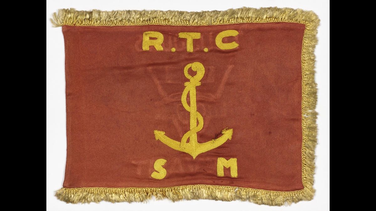 Fanion de la section motocycliste  du régiment de tirailleurs camerounais / Paris, musée de l'Armée, inv. 998.417. Don de M. de Margerie © Paris - Musée de l'Armée, Dist. RMN-Grand Palais / Emilie Cambier