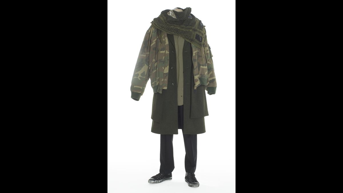 Raf Simons (né en 1968), Ensemble, 2001, collection automne-hiver, collection « Riot riot riot », Paris, Musée des Arts Décoratifs © MAD, Paris / Jean Tholance