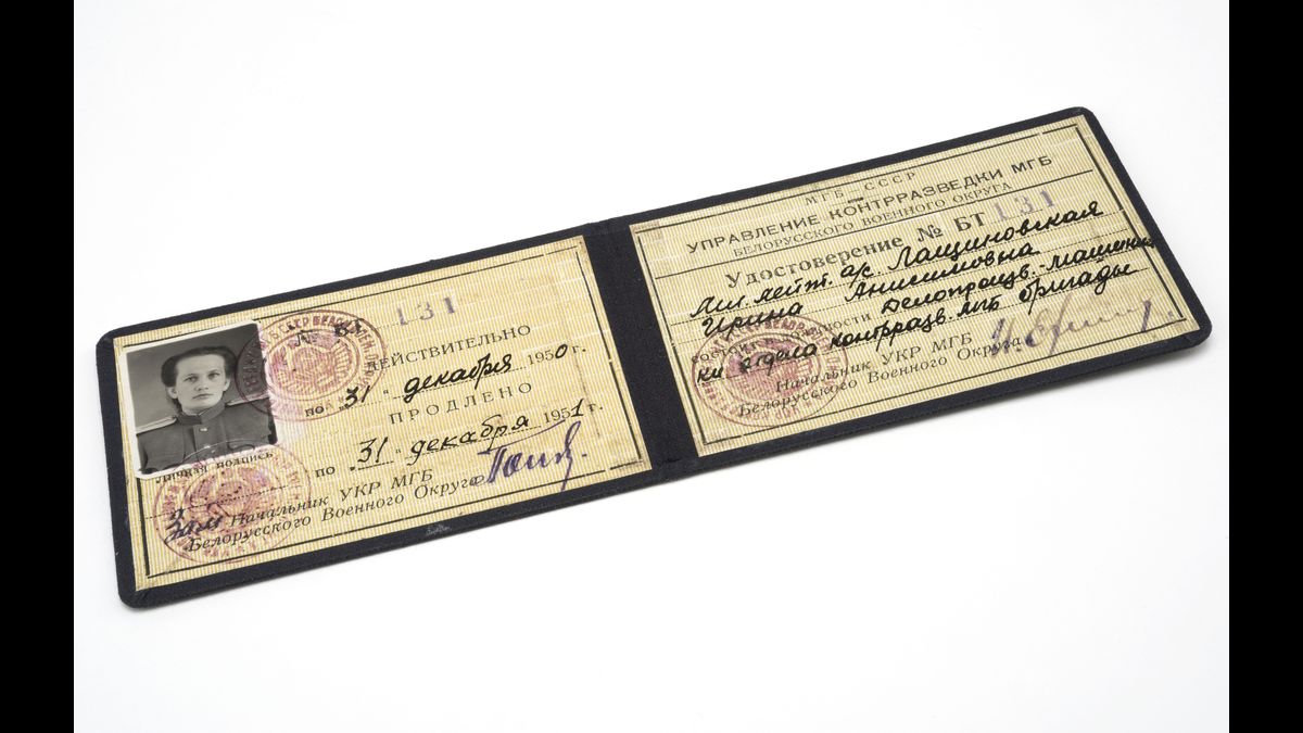 Carte du MGB, ministère de la Sécurité d'Etat de 1946 à 1954 en URSS, prédécesseur du KGB, collection Jacques Baud © Paris - Musée de l'Armée, Dist. RMN-Grand Palais / Pascal Segrette