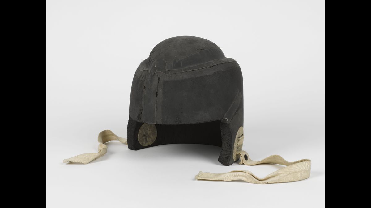 Casque d’entraînement de saut, utilisé à l’école de Ringway par Dominique Mendelsohn alias Benjamin avant son parachutage en août 1944 à Villiers-lès-Aprey (Haute-Marne) pour prendre la direction du réseau Glover / Paris, musée de l'Armée © Paris - Musée de l'Armée, Dist. RMN-Grand Palais / Emilie Cambier