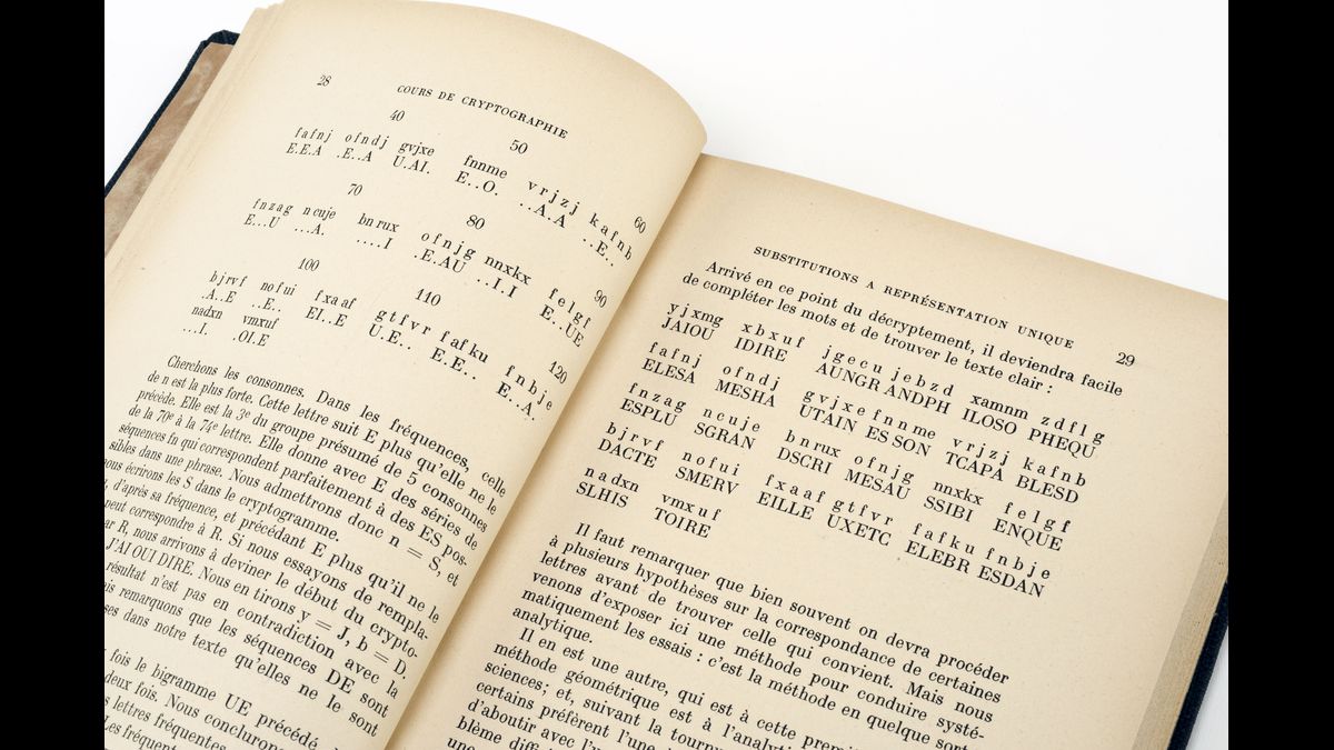 Cours de cryptographie, éditions Berger-Levrault, 3e édition du général Marcel Givierge (1871-1931), spécialiste en cryptologie et à l'origine de la création d'une section permanente du chiffre au sein de l'Armée en 1912. / Agence nationale de la sécurité des systèmes d’information (ANSSI) © Paris - Musée de l'Armée, Dist. RMN-Grand Palais / Pascal Segrette