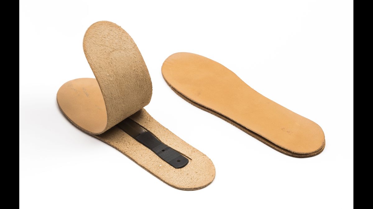 Paire de semelles de chaussures pour femme, dissimulant quatre pièces d’or dans l’une et une lame d’évasion dans l’autre / Maldon, Combined Military Services Museum U. K. MAOCM 2007.11 / © Paris - Musée de l'Armée, Dist. RMN-Grand Palais / Emilie Cambier