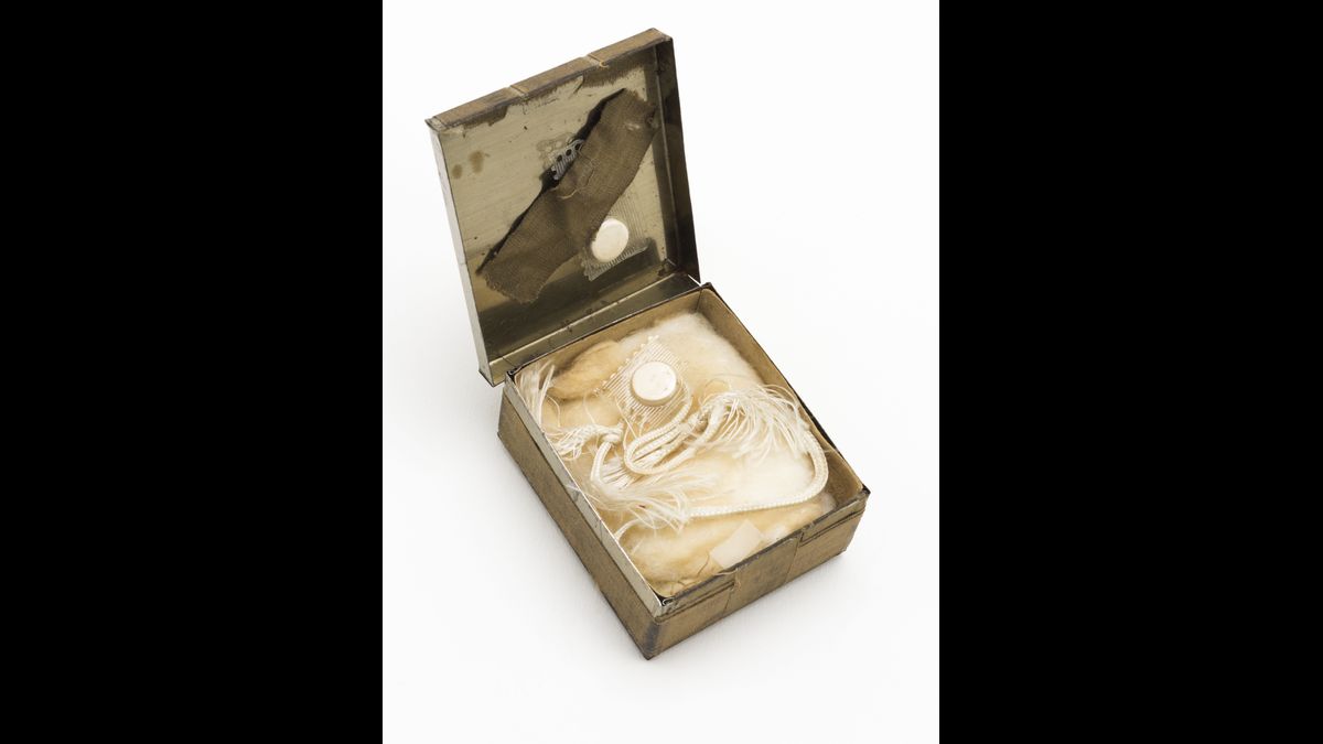 Pilules de cyanure données au lieutenant Jacques Assemat alias Jacques Bauer (Plan Sussex, mission Proust). En cas de capture, il peut ainsi mettre fin à ses jours pour ne pas parler sous la torture. DGSE - Ministère de la Défense © Paris - Musée de l'Armée, Dist. RMN-Grand Palais / Emilie Cambier