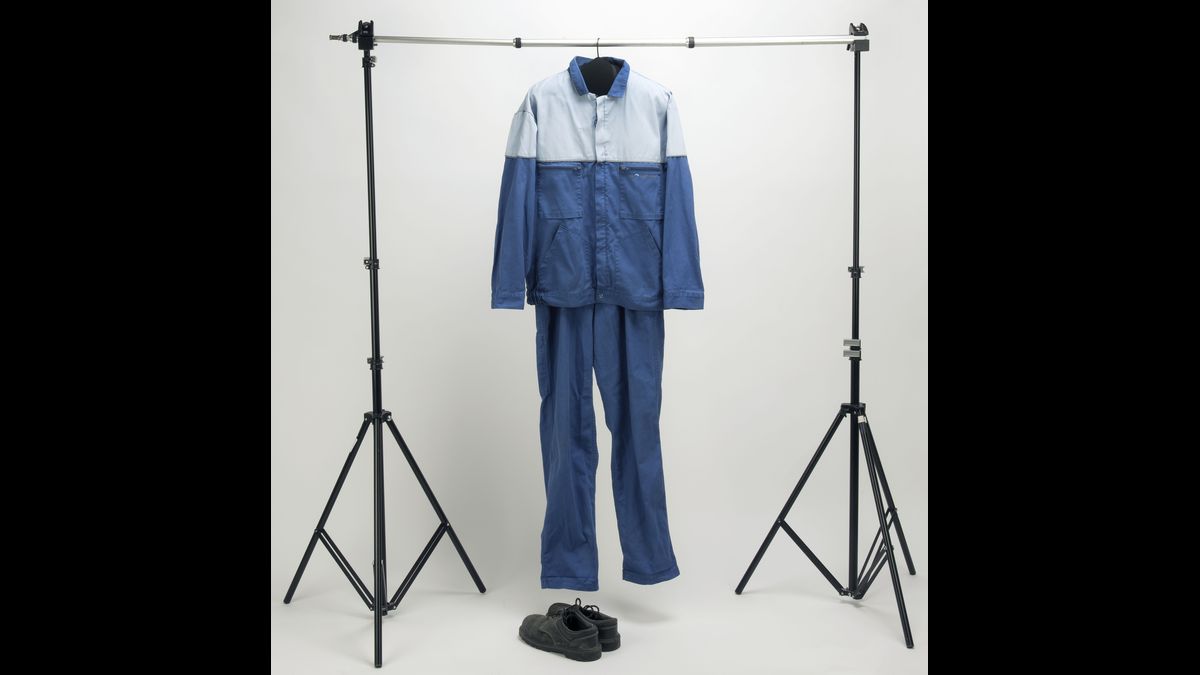 Combinaison de serrurier et sa caisse à outils pour pénétrer, sans attirer l'attention, dans un local nécessitant une intervention, telle que la pose de micros DGSE - Ministère de la Défense © Paris - Musée de l'Armée, Dist. RMN-Grand Palais / Pascal Segrette