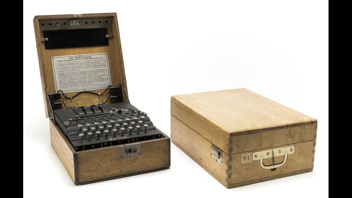 Réplique de la machine Enigma, conçue par les équipes du général Gustave Bertrand à partir de copies de fabrication polonaise DGSE - Ministère de la Défense © Paris - Musée de l'Armée, Dist. RMN-Grand Palais / Emilie Cambier
