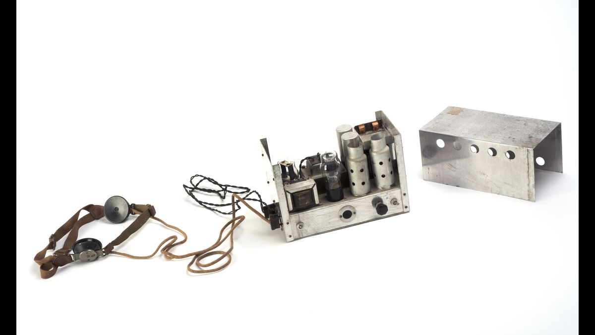 Appareil conçu pour les écoutes clandestines par amplification du son, découvert par la Gestapo du Bouscat, près de Bordeaux, dans la chambre voisine de celle d’un officier allemand / 20590. Don de Monsieur Rous / Paris, musée de l'Armée © Paris - Musée de l'Armée, Dist. RMN-Grand Palai<s / Pascal Segrette