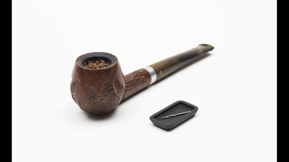 Pipe dissimulant un projectile empoisonné, utilisées par la CIA / Maldon, Combined Military Services Museum U. K.© Paris - Musée de l'Armée, Dist. RMN-Grand Palais / Emilie Cambier