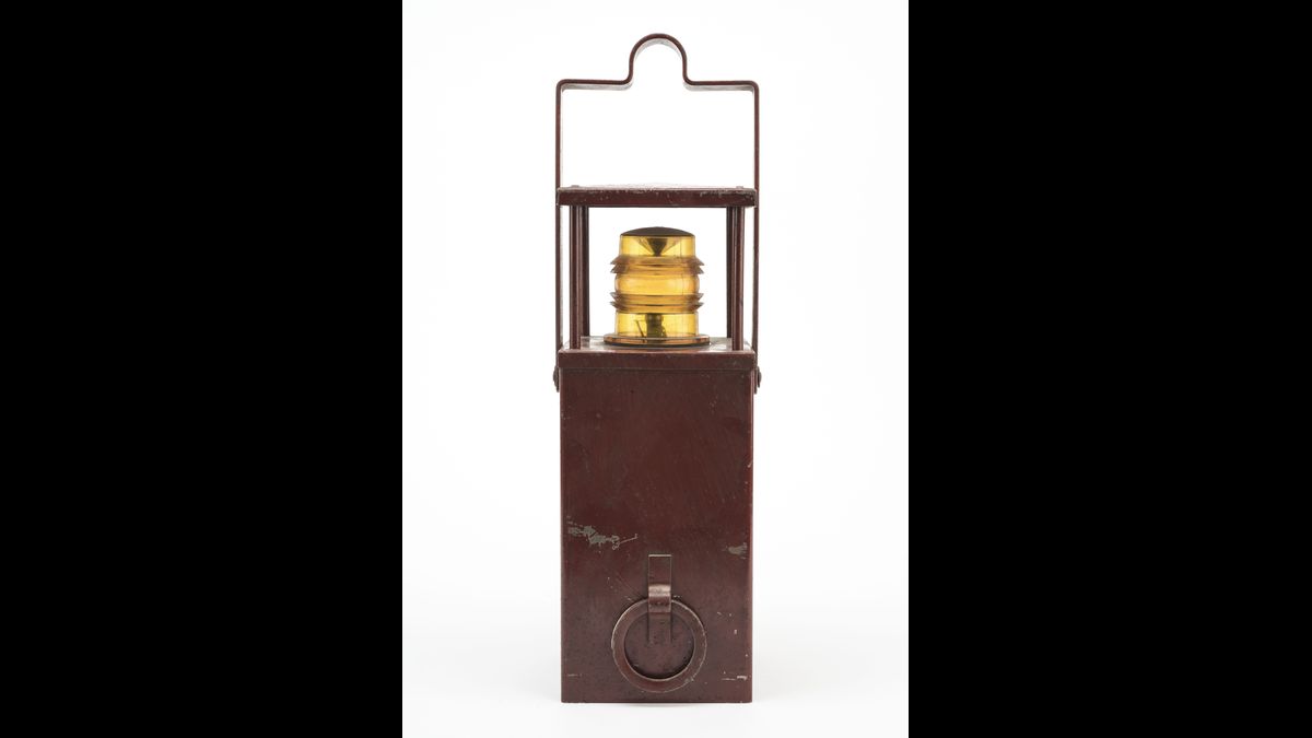 Lanterne de balisage pour piste d’atterrissage DGSE - Ministère de la Défense / DGSE - Ministère de la Défense © Paris - Musée de l'Armée, Dist. RMN-Grand Palais / Pascal Segrette