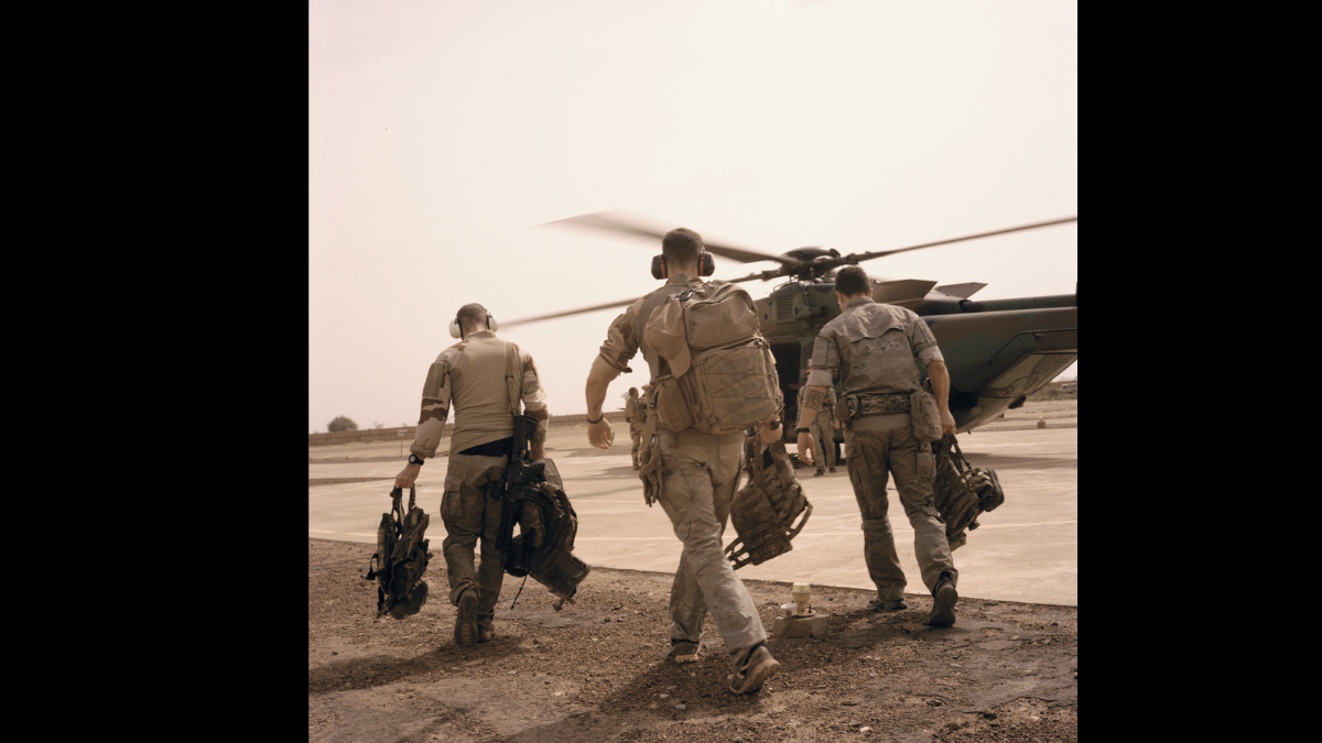 "Members of the SAS from the 1st RPIMa on a deployment exercise fast-roping from a 4th RHFS Caracal" © Christophe M