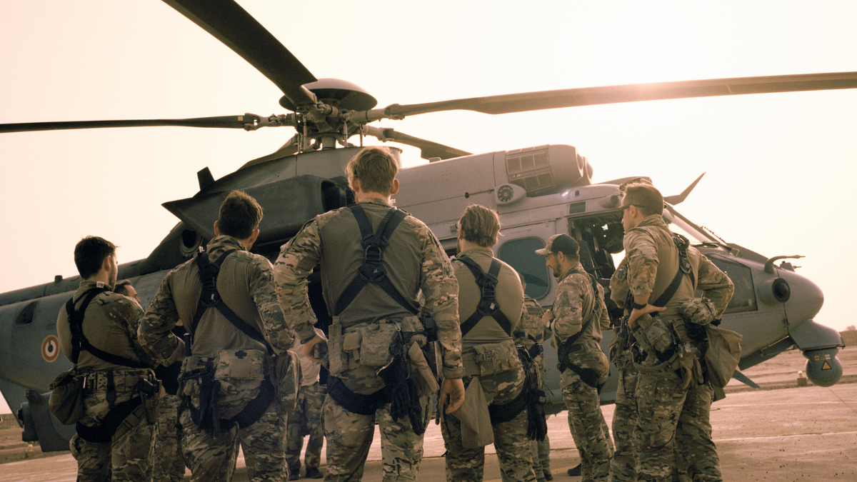 "Discussion between Commando Hubert team members before completing a helicopter training flight around their base." © Edouard Elias, Musée de l'Armée