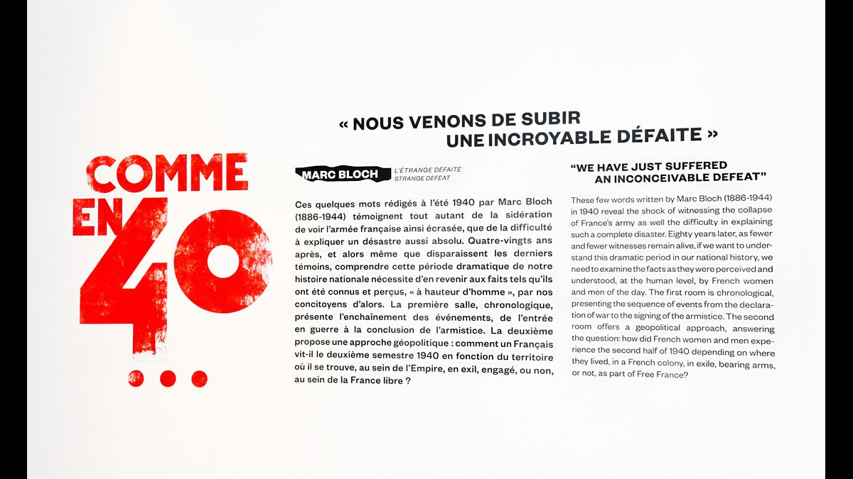 Photographie de l’entrée de l’exposition présentant le texte d’introduction et la citation de Marc Bloch /© Paris, musée de l’Armée © Estelle Maugras