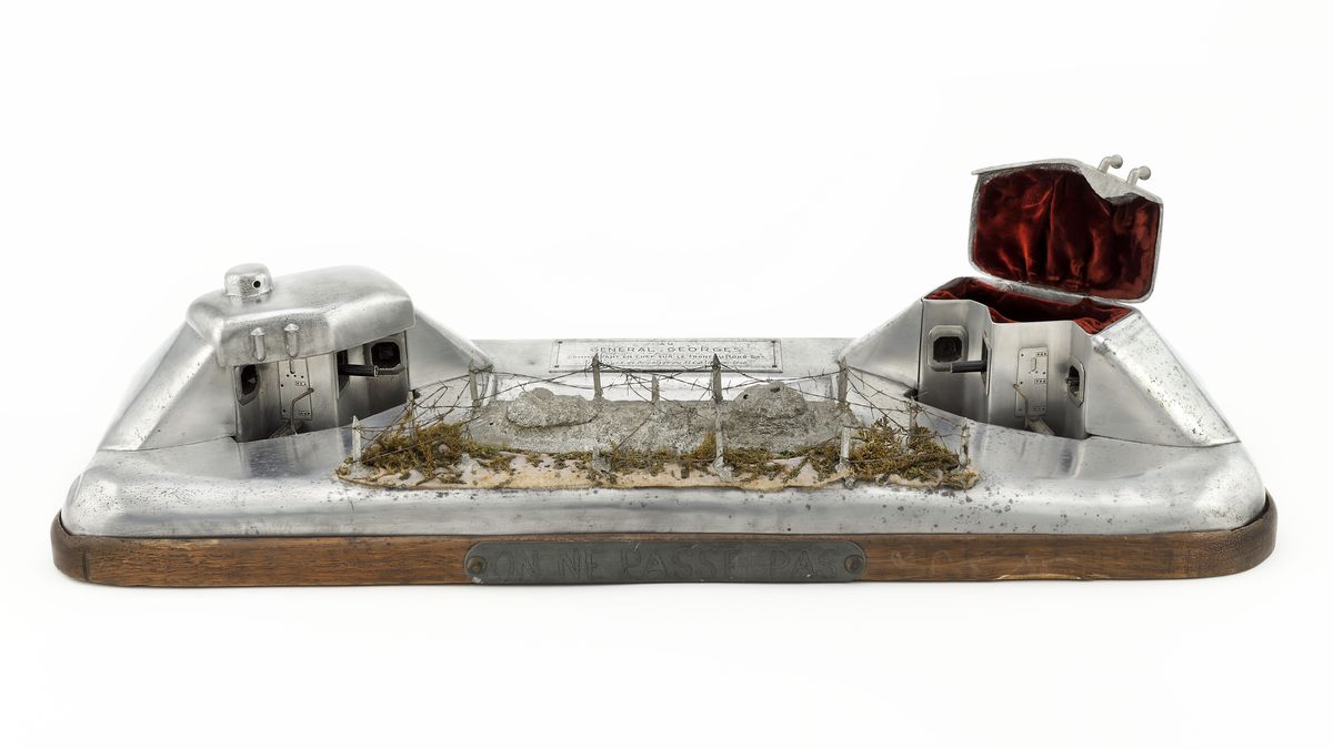 Encrier représentant deux blocs du secteur fortifié de l’Escaut - Cet encrier est réalisé en février 1940 par le soldat Lucien Lecœuvre, du 54e régiment d’infanterie de forteresse, pour le concours de bricolage du 3e corps d’armée, et offert au général Georges. / Paris, musée de l'Armée, inv. 13101 © Paris - Musée de l'Armée, Dist. RMN-Grand Palais / Anne-Sylvaine Marre-Noël