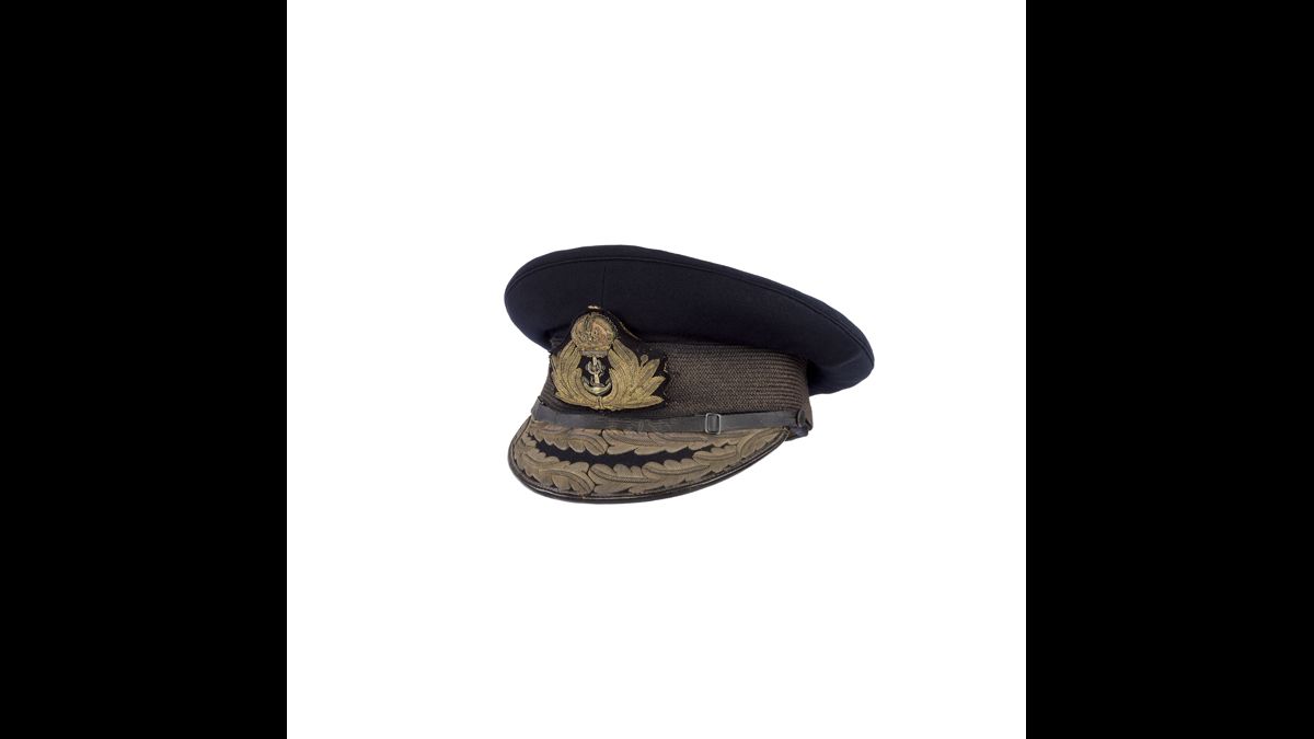Casquette du vice-amiral John H. D. Cunningham  - John H. D. Cunningham commande la 1re escadre de croiseurs de la Royal Navy lors de la campagne de Norvège. - Avec l’aide des croiseurs auxiliaires El Kantara, El Mansour et El Djézair, la Royal Navy réussit à évacuer les troupes franco-britanniques de Namsos, cible des bombardements allemands depuis le 20 avril 1940 / Aubagne, musée de la Légion étrangère, inv. U.4050 / © Paris - Musée de l'Armée, Dist. RMN-Grand Palais / Anne-Sylvaine Marre-Noël