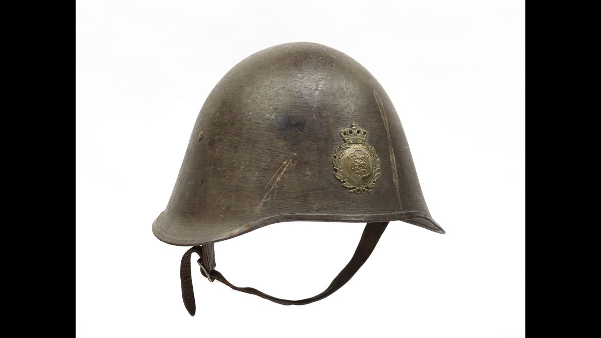 Casque modèle 1923 (Danemark)  - Malgré le pacte de non-agression que le Danemark signe le 31 mai 1939 avec l’Allemagne, son invasion (opération Weserübung) est lancée  le 9 avril 1940. Le pays capitule après quelques heures de combat. / Paris, musée de l’Armée, inv. 24837 © Paris - Musée de l'Armée, Dist. RMN-Grand Palais / Emilie Cambier