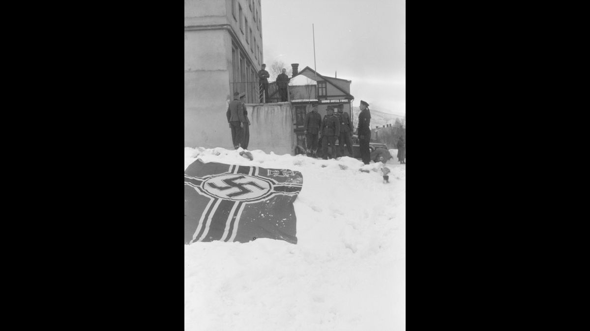 Opération Weserübung. - À Oslo, un pavillon allemand est posé au sol pour indiquer la zone de largage de containers. / © Gerhard Böttger/PK Kriegsmarine//ECPAD/Défense/DAM 71 L31