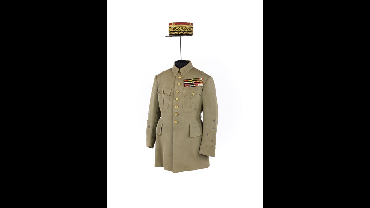 Uniforme du général Georges  - À la déclaration de la guerre, le général Georges prend le commandement des armées du Nord-Est. Ses divergences avec Gamelin sur la manière d’engager les opérations l’empêchent d’exercer pleinement son commandement. Après le remplacement de Gamelin par Weygand, il tente vainement d’arrêter la progression des unités allemandes. Après l’armistice, il participe à la mise en place de l’armée de Vichy. / Paris, musée de l’Armée, inv. 13094 et 13094-2 © Paris - Musée de l'Armée, Dist. RMN-Grand Palais / Anne-Sylvaine Marre-Noël
