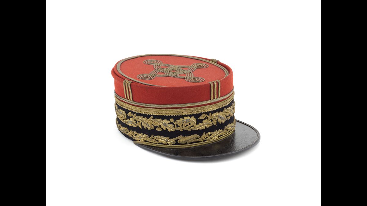 Képi du général Weygand - Nommé le 17 mai 1940 par Paul Reynaud pour remplacer le général Gamelin au poste de chef d’état-major général et commandant en chef des armées alliées, le général Weygand propose d’établir une ligne de défense sur la Somme et sur l’Aisne afin d’enrayer la progression allemande. / Paris, musée de l’Armée, inv. 20079.  Don d’Édouard Weygand © Paris - Musée de l'Armée, Dist. RMN-Grand Palais / Emilie Cambier