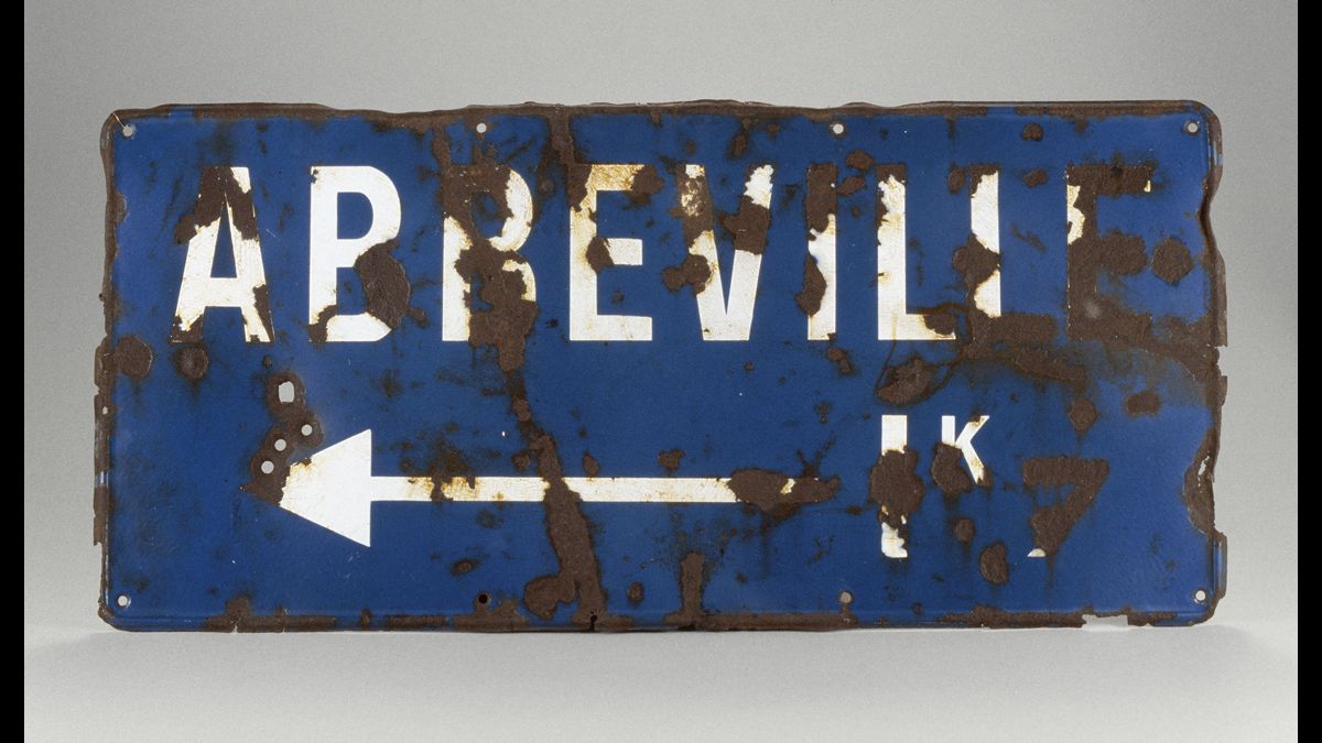 Panneau indicateur d'Abbeville - La région d’Abbeville (Somme) est le théâtre d’une des deux contre-offensives menées par la 4e division cuirassée de réserve (DCR) du colonel de Gaulle. Le 27 mai, avec 140 chars, la 4e DCR attaque la tête de pont allemande au sud d’Abbeville. Cette contre-offensive permet, au prix de lourdes pertes, d’arrêter temporairement l’ennemi et de faire près de 400 prisonniers. / Paris, musée de l'Armée, inv. 998.1455 © Paris - Musée de l'Armée, Dist. RMN-Grand Palais / image musée de l'Armée