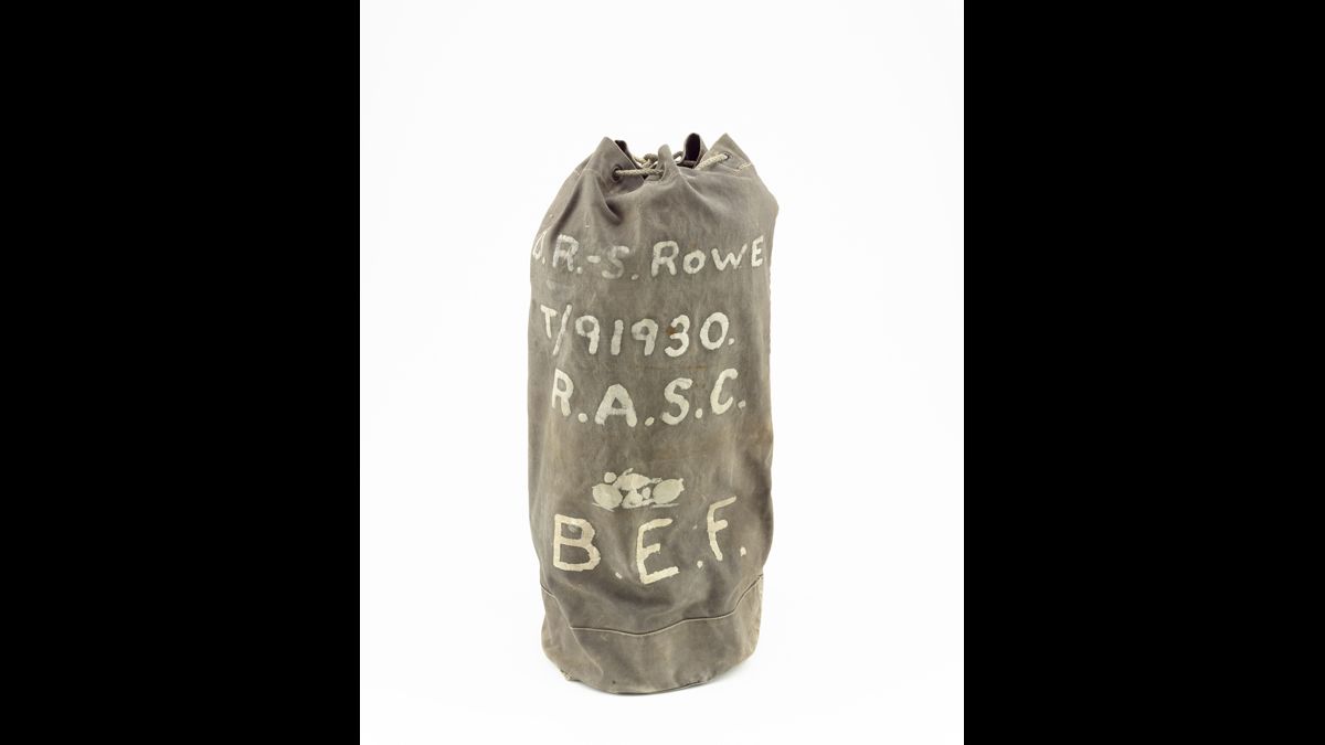 Sac à paquetage d’un motocycliste du Royal Army Service Corps (RASC) du BEF / collection particulière © Paris - Musée de l'Armée, Dist. RMN-Grand Palais - © Emilie Cambier