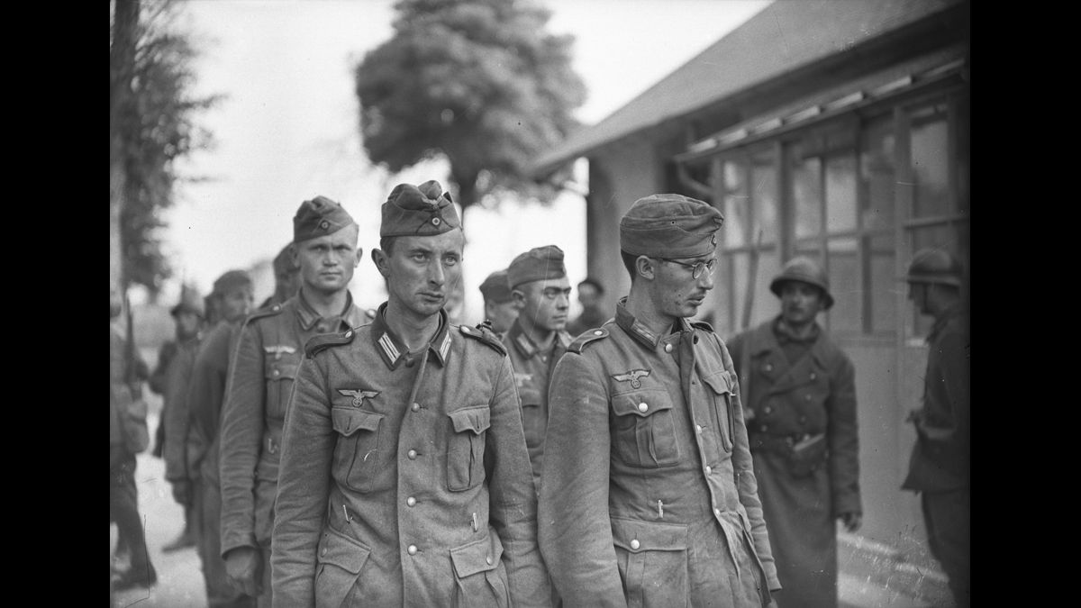 16 mai. Prisonniers allemands capturés par la 14e division d'infanterie du général de Lattre de Tassigny lors des combats de Rethel (Aisne) / © Photographe inconnu/SCA : Service Cinématographique des Armées/ECPAD/Défense/DG 128 -1813