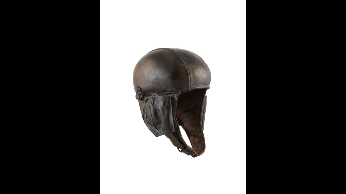 Casque de vol Zinszer type 11 « Airaille »  - Le 17 mai 1940, Louis Gast, affecté sur un avion LeO 451 au groupe de bombardement I/31, effectue des missions de bombardement de colonnes allemandes. Mais arrivés sur l’objectif, son avion est touché par un Messerschmitt Bf 109E. Son parachute se met en torche lorsque le pilote saute de l’appareil et il s’écrase au sol, près de Rocquigny (Aisne)./ Paris, musée de l’Armée, inv. 20274. Don de Mme Gast © Paris - Musée de l'Armée, Dist. RMN-Grand Palais / Marie Bruggeman