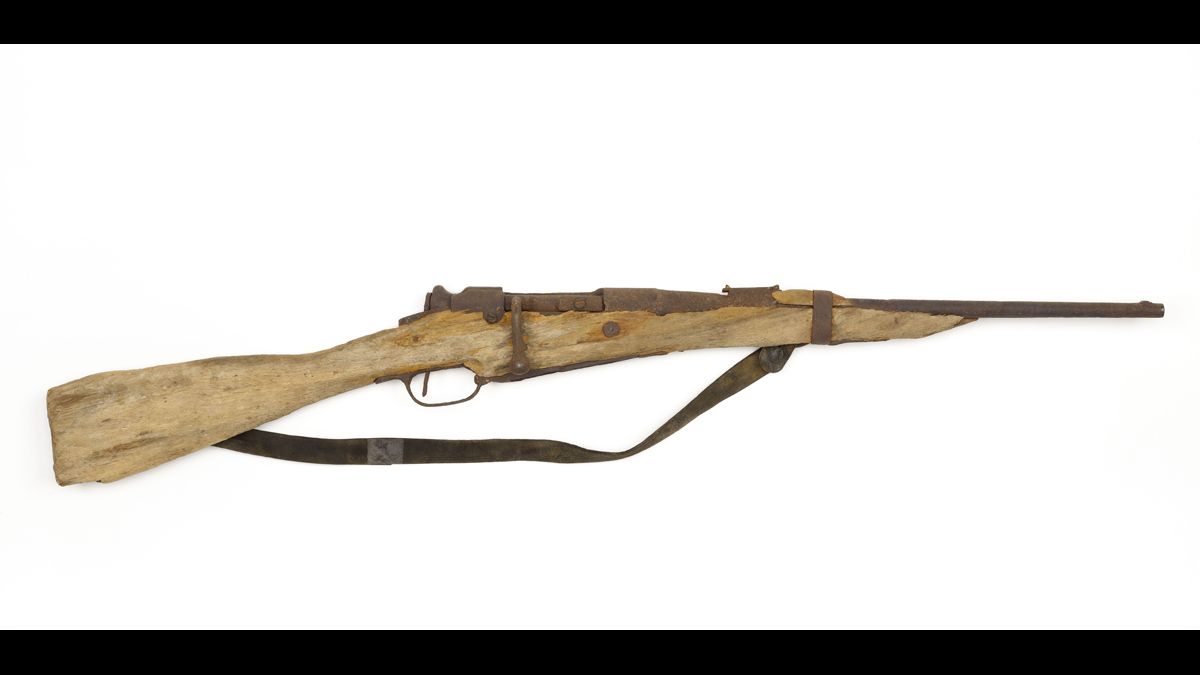 Mousqueton modèle 1892  - Ce mousqueton est abandonné par un soldat du IXe corps d’armée du général Ihler à Sotteville-sur-Mer le 11 juin 1940 lors de l’évacuation des soldats français et britanniques à Dunkerque, puis enterré par un habitant jusqu’en 1944. / Paris, musée de l'Armée, inv. 06584 C2.  Don de M. de Tenneville © Paris - Musée de l'Armée, Dist. RMN-Grand Palais / Emilie Cambier 