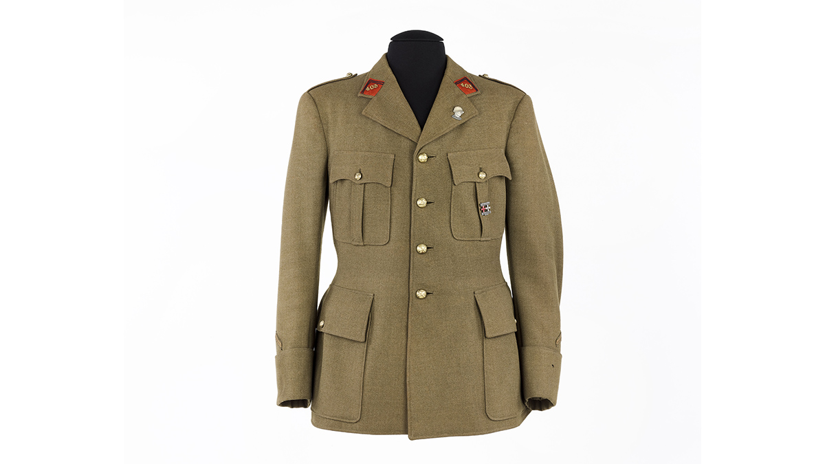 Vareuse modèle 1939 d’Auguste Caspar - Né en 1913 à Strasbourg, il combat en mai-juin 1940 au sein du 403e régiment d’artillerie de DCA (défense contre aéronefs) avant d’être interné en Suisse. En novembre 1940, Georges Scapini, ambassadeur et délégué du gouvernement de Vichy à Berlin pour les prisonniers, obtient la libération des soldats français et leur démobilisation après le passage de la frontière. Caspar est alors incorporé dans la Wehrmacht puis fait prisonnier par les Soviétiques en 1945 et interné au camp de Tambov. / Paris, musée de l'Armée, inv. 2010.46.1. Don de M. Koltès © Paris - Musée de l'Armée, Dist. RMN-Grand Palais / Anne-Sylvaine Marre-Noël