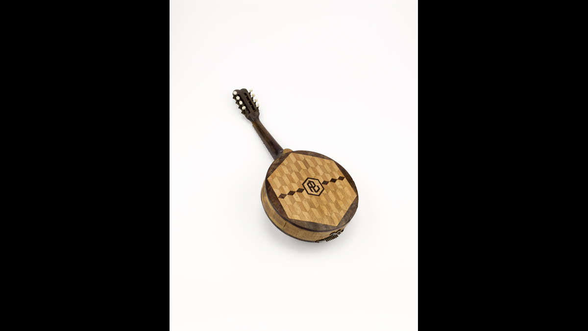 Banjo réalisé par Paul Laureau - Retraité de l’armée, Paul Laureau est rappelé sous les drapeaux en 1939. Affecté au 128e régiment d’infanterie de forteresse sur la ligne Maginot, il est fait prisonnier en 1940 dans le secteur de Tressange (Moselle). Il est envoyé dans un camp de prisonniers où les soldats s’occupent pour tromper l’ennui : bricolage, sport, club de lecture, musique, théâtre… / Paris, musée de l’Armée, inv. 2018.44.1 © Paris - Musée de l'Armée, Dist. RMN-Grand Palais / Anne-Sylvaine Marre-Noël