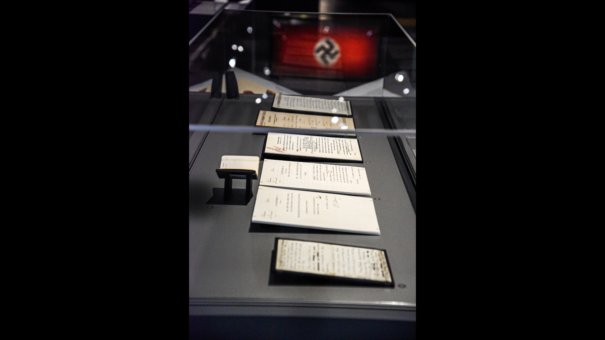 Les lois de Vichy / © Paris - Musée de l'Armée, Dist. RMN-Grand Palais / Anne-Sylvaine Marre-Noël