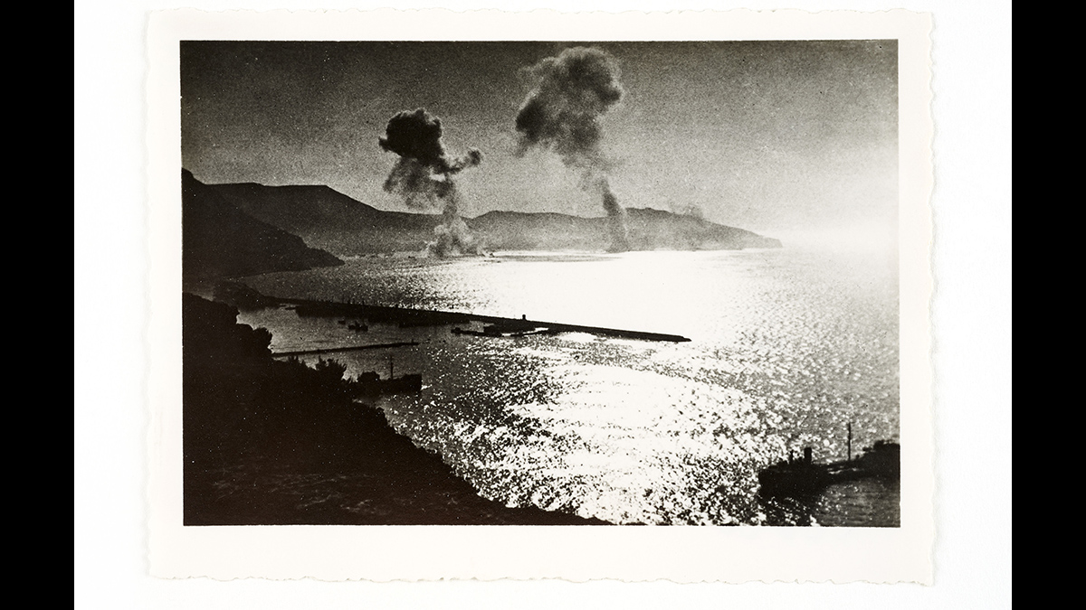 Bombardement de la rade de Mers el-Kébir - Le Bretagne se retournant / Paris, musée de l'Armée, inv. 22620 / 22