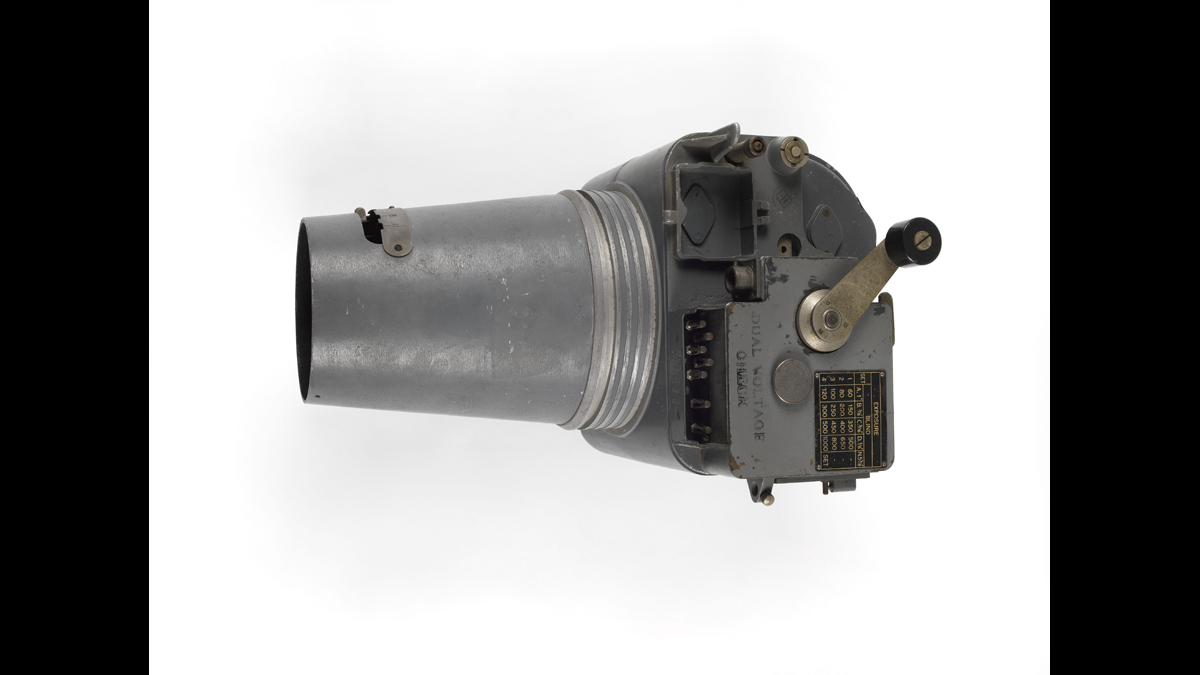 Appareil photographique type F24  / Il a été utilisé par le sous-lieutenant de Pange, du groupe réservé de bombardement no 1, pour prendre  la vue aérienne de l’oasis de Koufra le 31 décembre 1940. / Paris, musée de l'Armée, inv. 999.1464. Don de Mme Lefebvre © Paris - Musée de l'Armée, Dist. RMN-Grand Palais / Marie Bruggeman