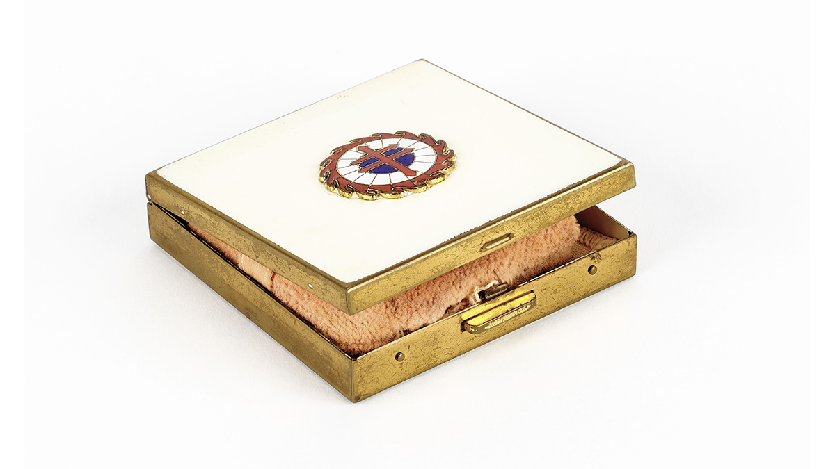 Poudrier vendu au profit du comité France Forever des États-Unis / Du fait des réticences du gouvernement américain envers de Gaulle et des nombreuses oppositions au sein des expatriés français, c’est seulement en 1942 que France Forever devient progressivement une véritable représentation du mouvement gaulliste aux États-Unis. / Paris, musée de l'Armée, inv.  2000.59. Don de M. Dumaine © Paris - Musée de l'Armée, Dist. RMN-Grand Palais / Anne-Sylvaine Marre-Noël