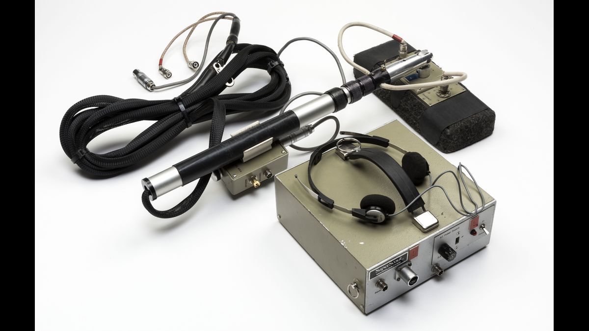 Détecteur de micros espions, dit "Poêle à frire", modèle américain DGSE - Ministère de la Défense © Paris - Musée de l'Armée, Dist. RMN-Grand Palais / Emilie Cambier