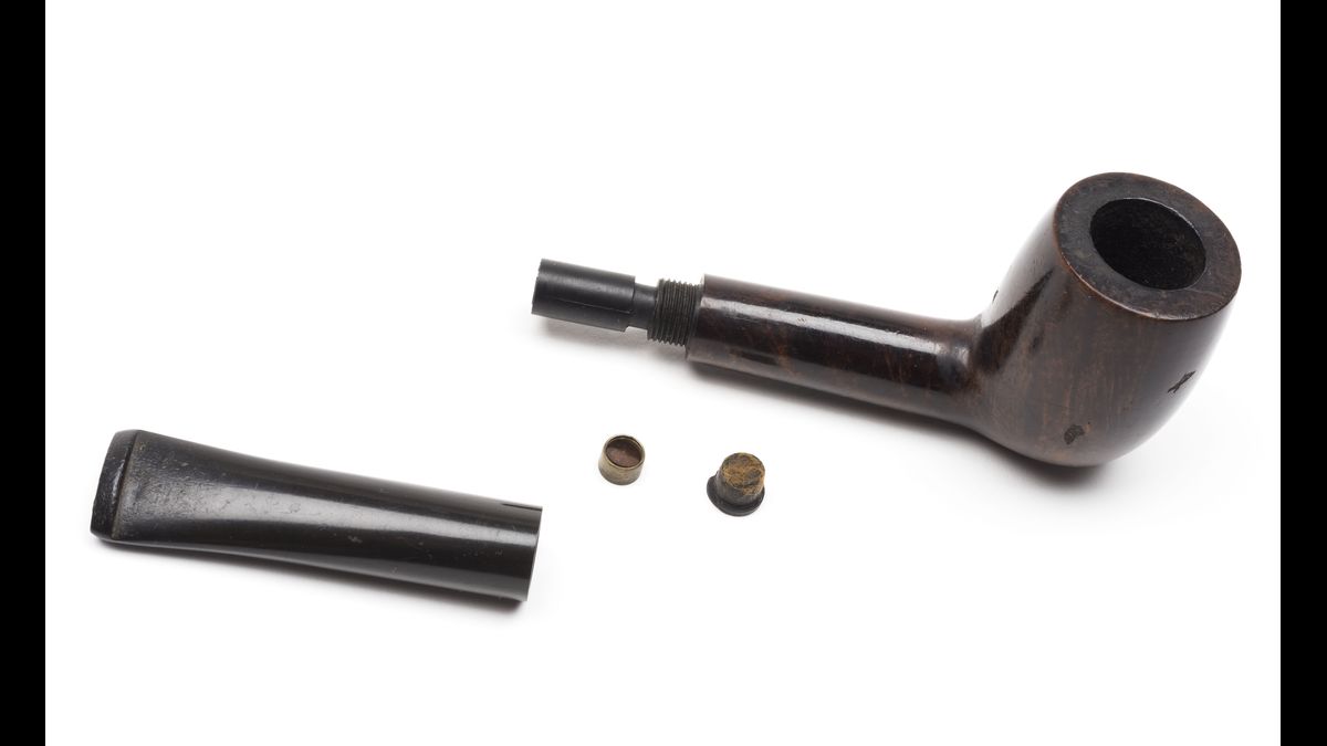 Pipe dissimulant une boussole d'évasion, produite par le MI9 / Maldon, Combined Military Services Museum U. K. MAOCM 2011.062 / © Paris - Musée de l'Armée, Dist. RMN-Grand Palais / Emilie Cambier