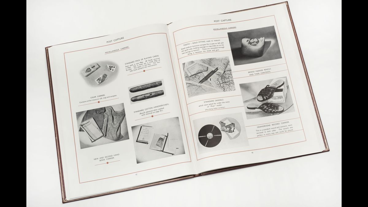 Catalogue de matériel d'évasion du MI9, intitulé Per Ardua Libertas, de Christopher William Clayton Hutton (1893-1965), officier du MI9. Il est recruté par le War Office pour, entre autres, créer une série de matériels d'évasion pour les agents britanniques. / Maldon, Combined Military Services Museum U. K. / © Paris - Musée de l'Armée, Dist. RMN-Grand Palais / Pascal Segrette