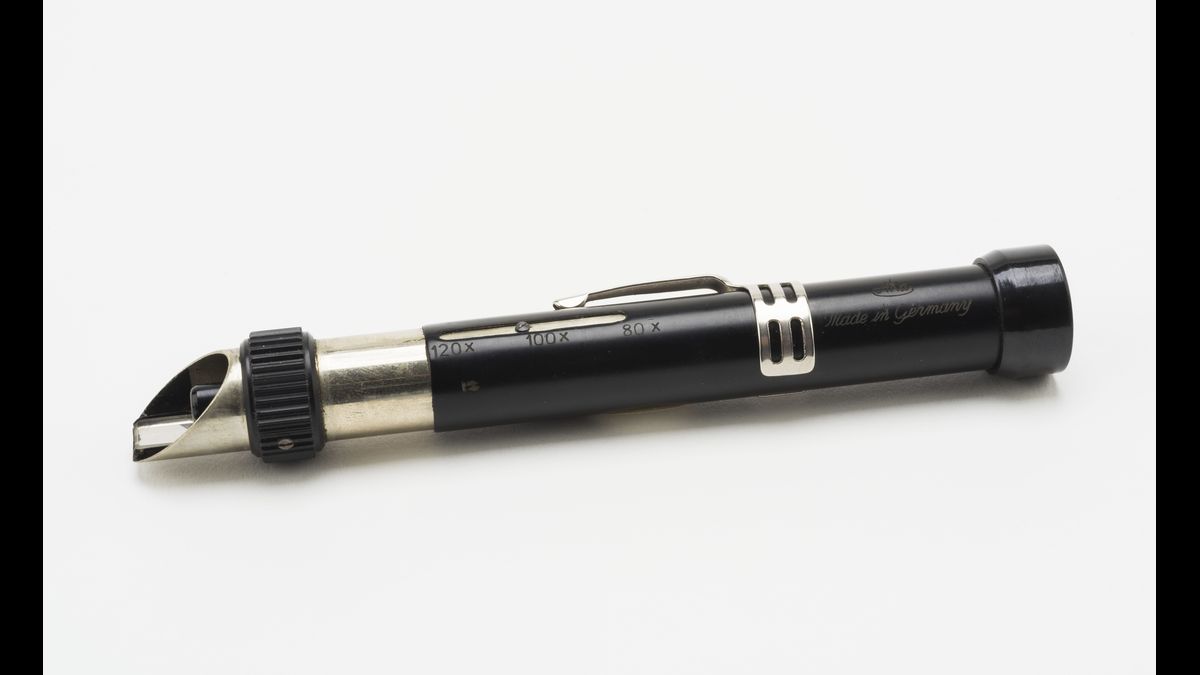 Endoscope de fabrication ouest-allemande . Cet appareil permet d'observer avec précision une serrure pour en relever les caractéristiques, soit pour la crocheter, soit pour fabriquer une clé adaptée. DGSE - Ministère de la Défense © Paris - Musée de l'Armée, Dist. RMN-Grand Palais / Emilie Cambier