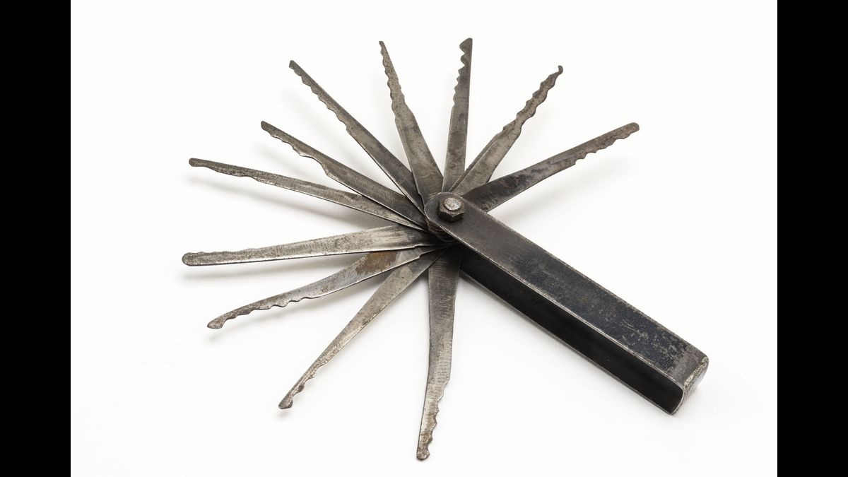 Trousseau "Rossignol" permettant d’ouvrir les portes clandestinement DGSE - Ministère de la Défense © Paris - Musée de l'Armée, Dist. RMN-Grand Palais / Emilie Cambier